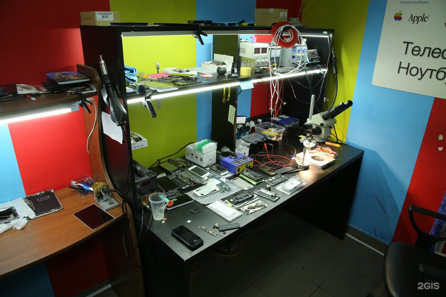 Интерьер мастерской по ремонту компьютеров
