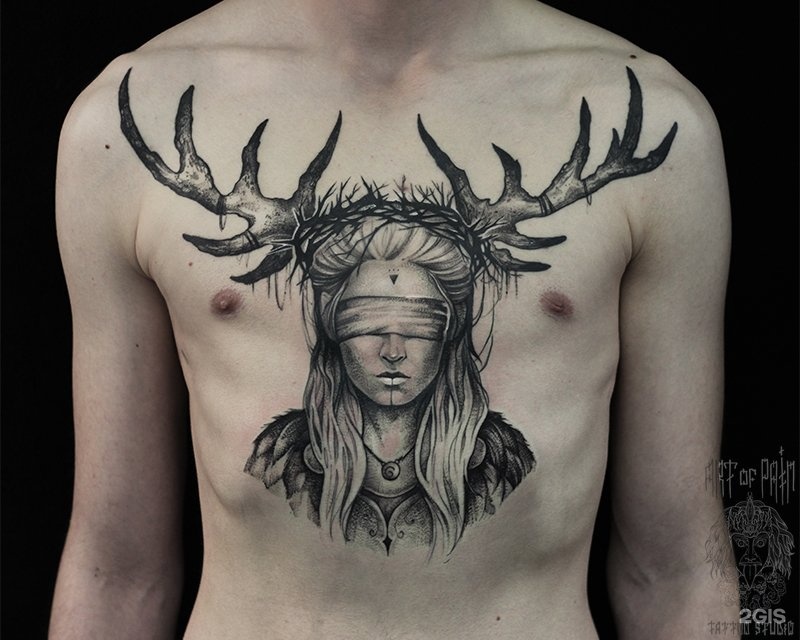 Прекрасная лесная нимфа показывает татуировки по всему телу
