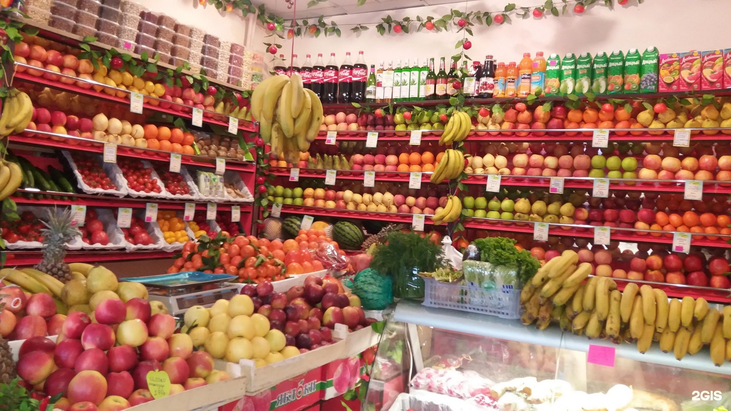 Красивая выкладка овощей и фруктов в магазине