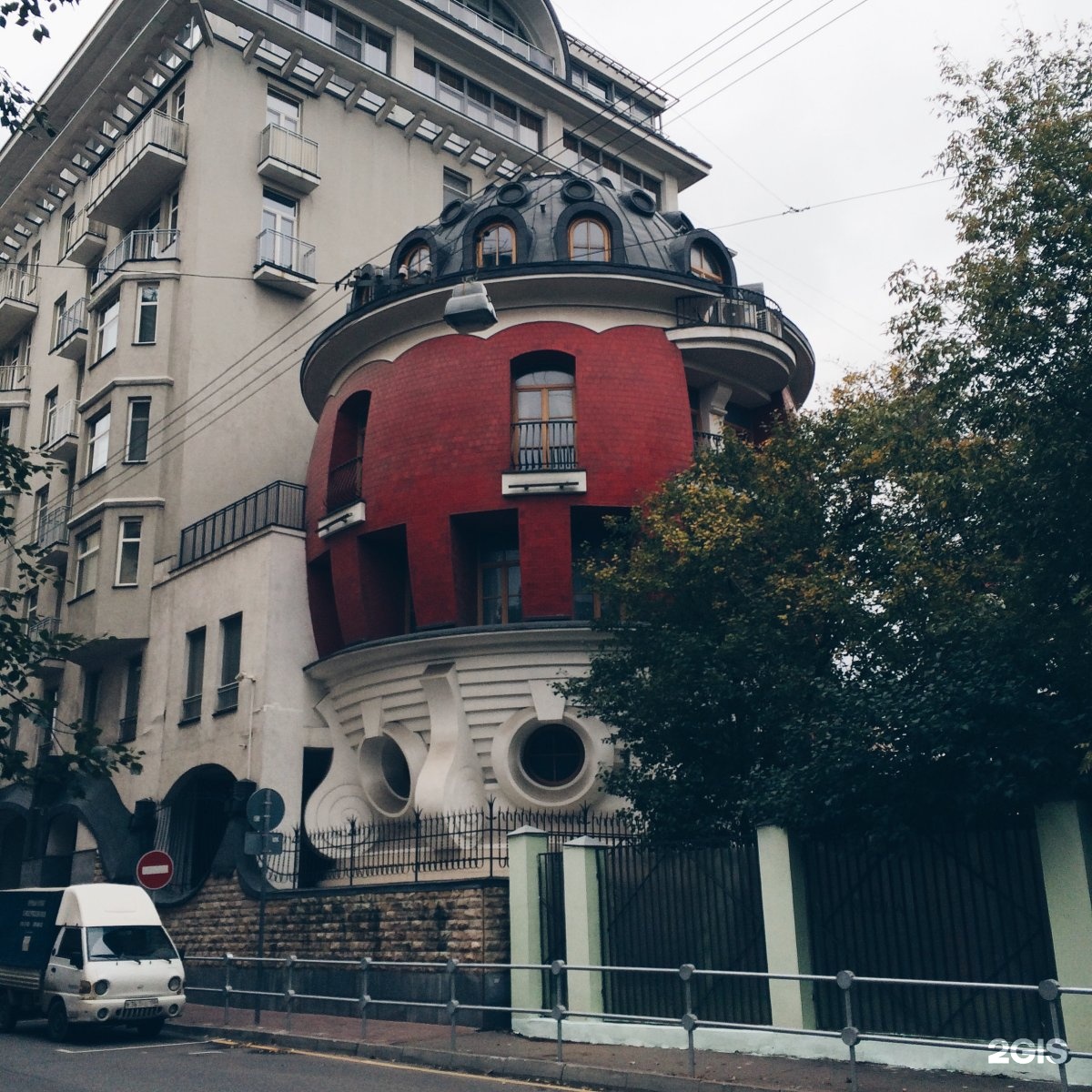 Дом-яйцо в Москве на улице Машкова