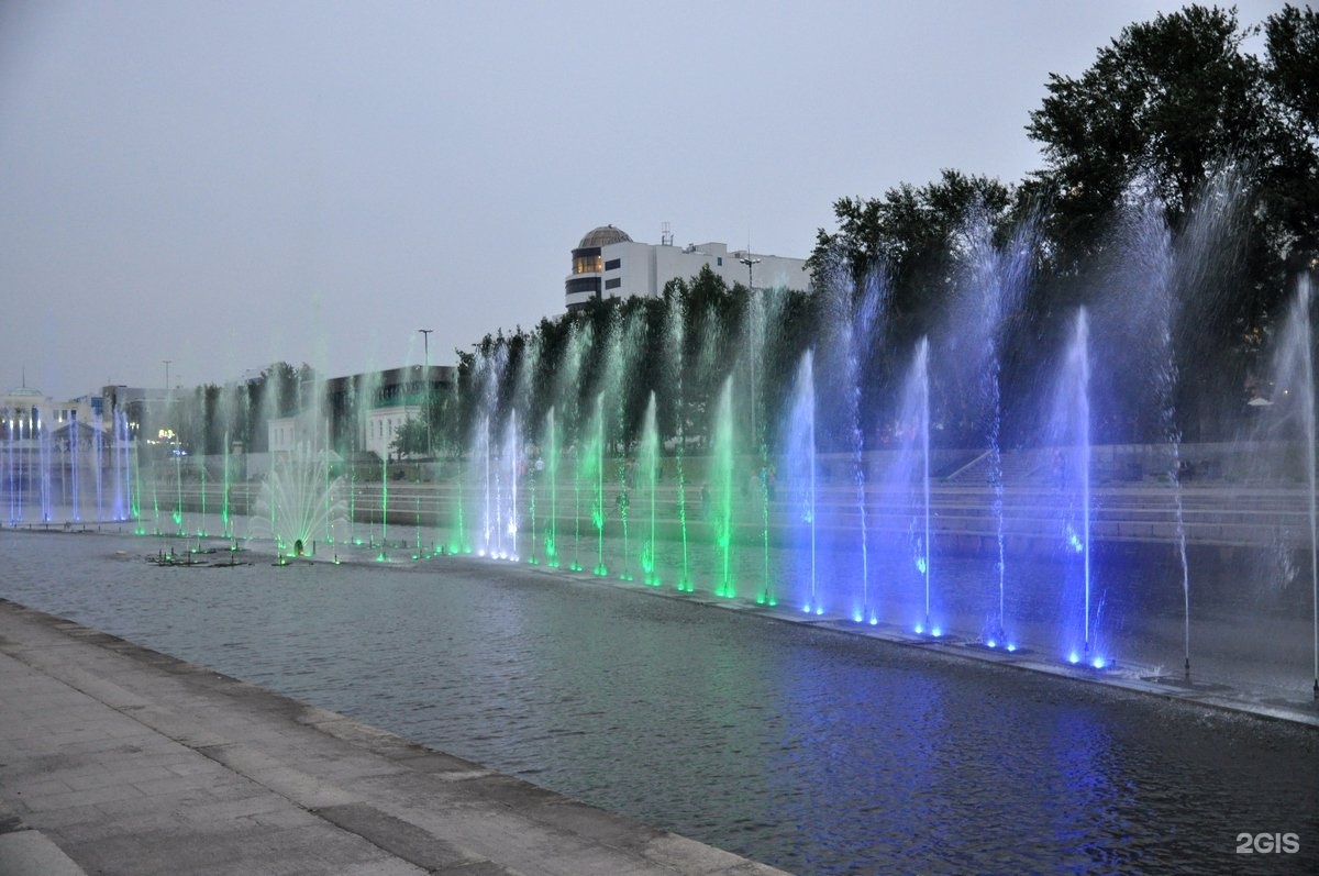 Поющие фонтаны в Екатеринбурге на Плотинке