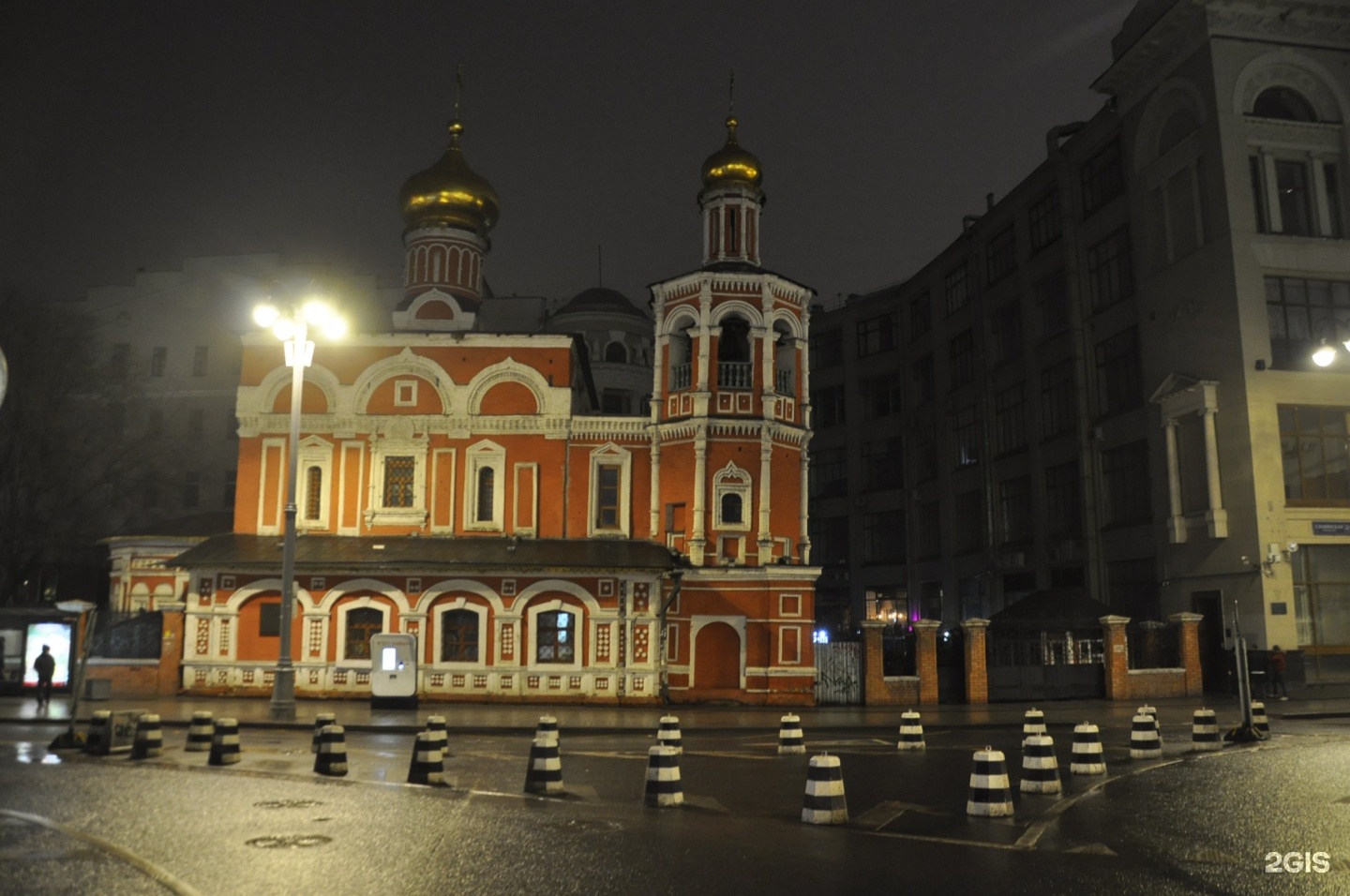 Церковь на кулишках москва. Храм всех святых на Кулишках. Славянская площадь Москва. Славянская площадь 2/5/4. Храм на славянской площади как.