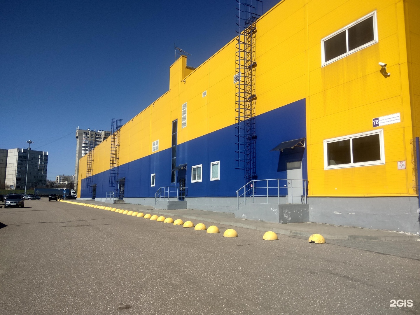 Wil Dominant Hypermarket on the Tape and the Parking Lot. City Cheboksary, Chuva