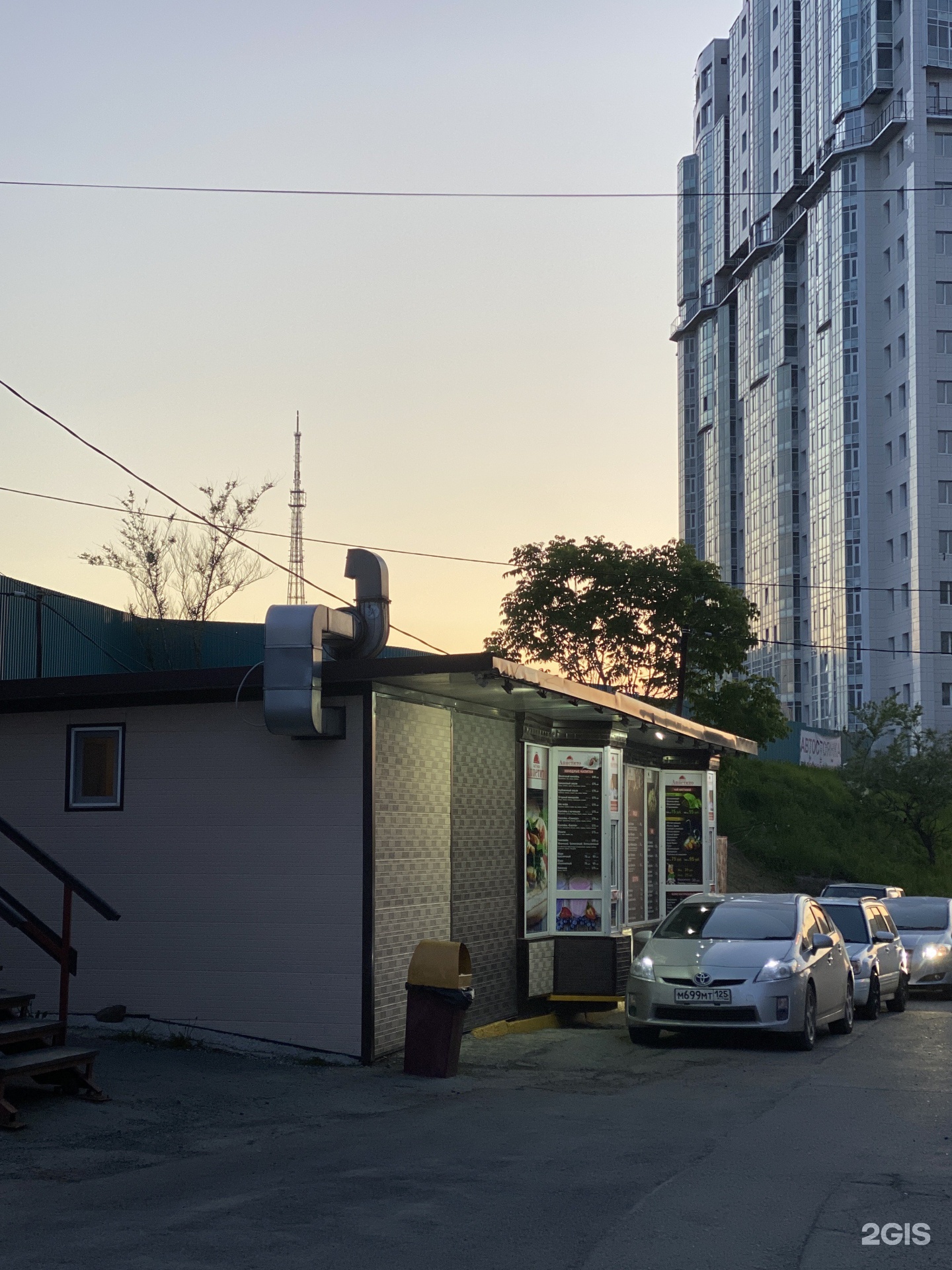 Улица толстого владивосток. Павильон Владивосток на Гоголя. Бункер Освальда Владивосток киоск.