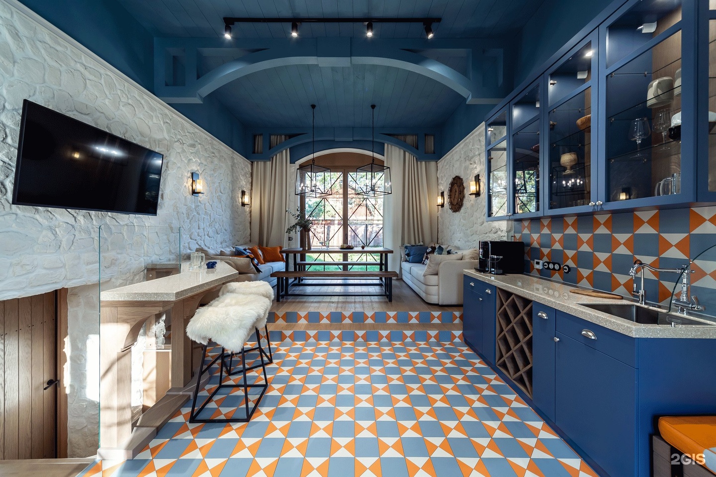 Синий потолок в интерьере кухни