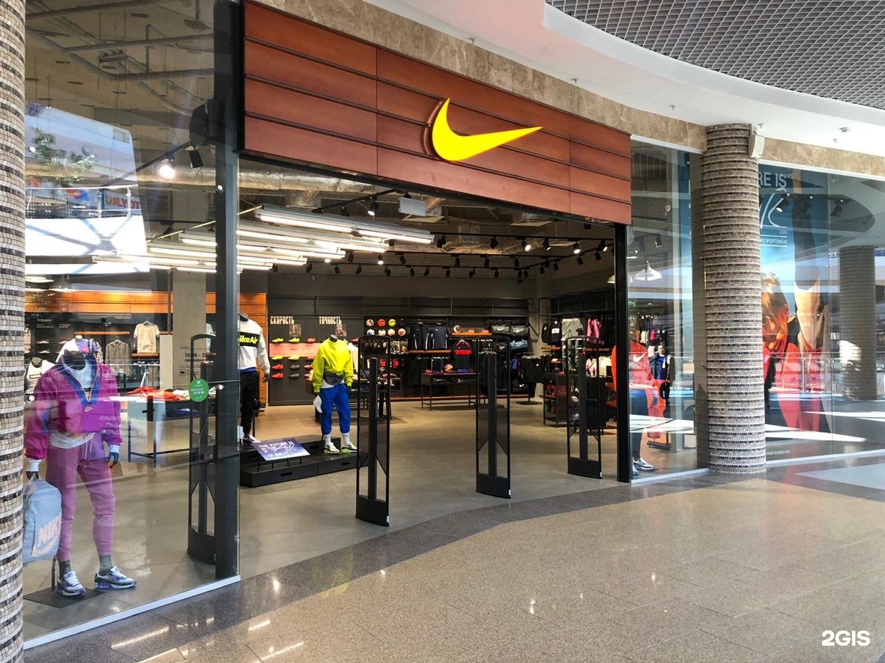 Найк Метрополис. Магазин Nike в Нижнем Новгороде. Магазин найк в Набережных Челнах. Найк на набережной.