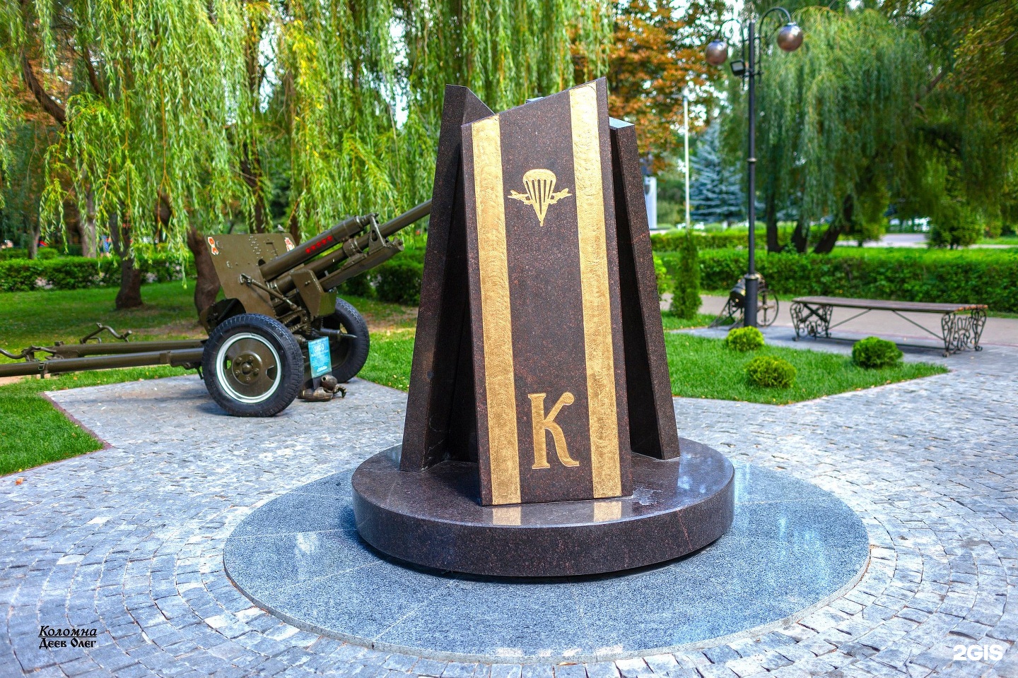 Памятник курсантским погонам в мемориальном парке Коломна