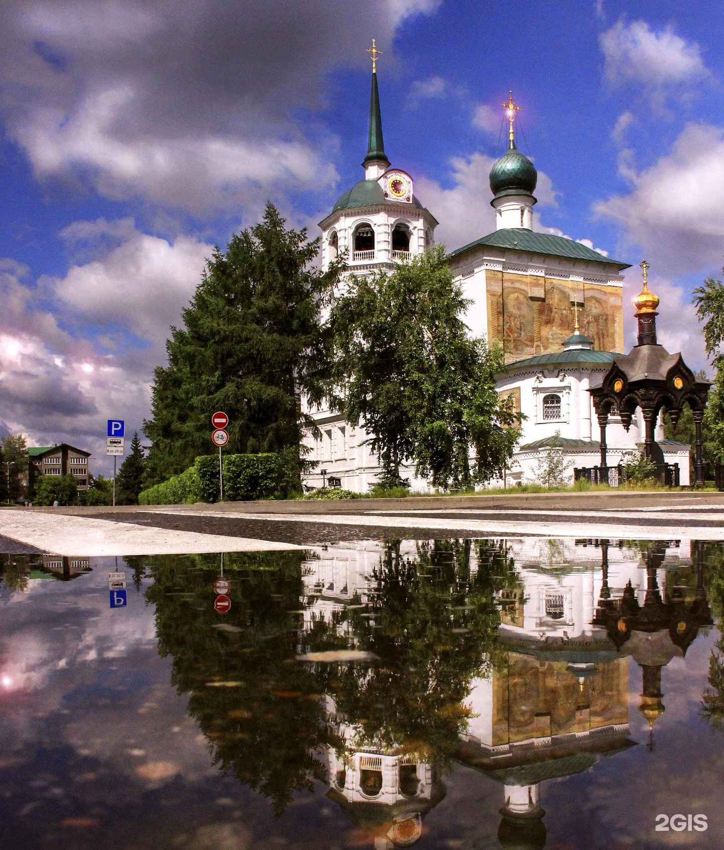 Церковь Спаса Нерукотворного осенью