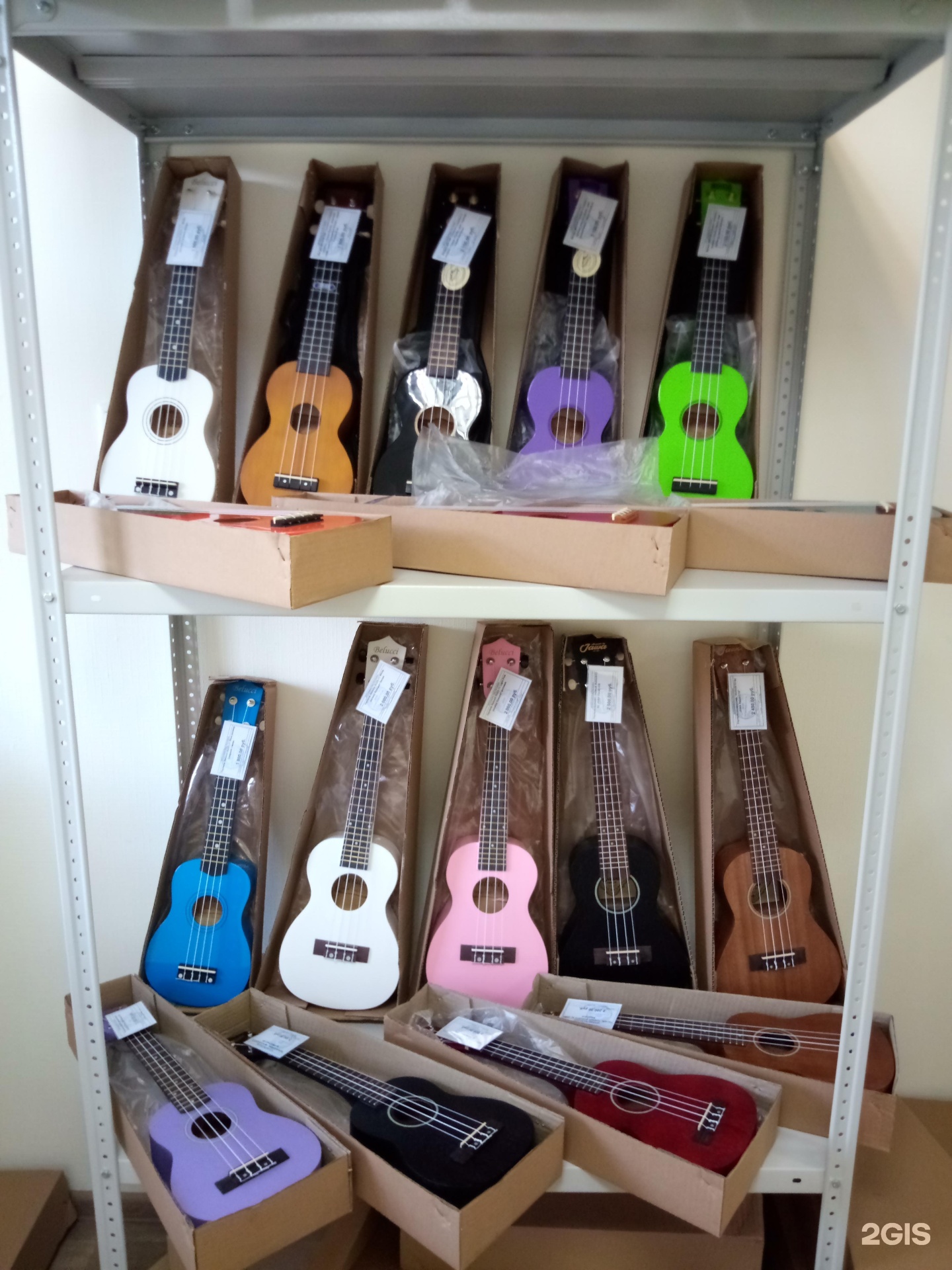 Магазин муз инструментов. Магазин музыкальных инструментов. Компании музыкальных инструментов. Музыкальные инструменты. Музыкальные инструменты в музыкальном магазине.