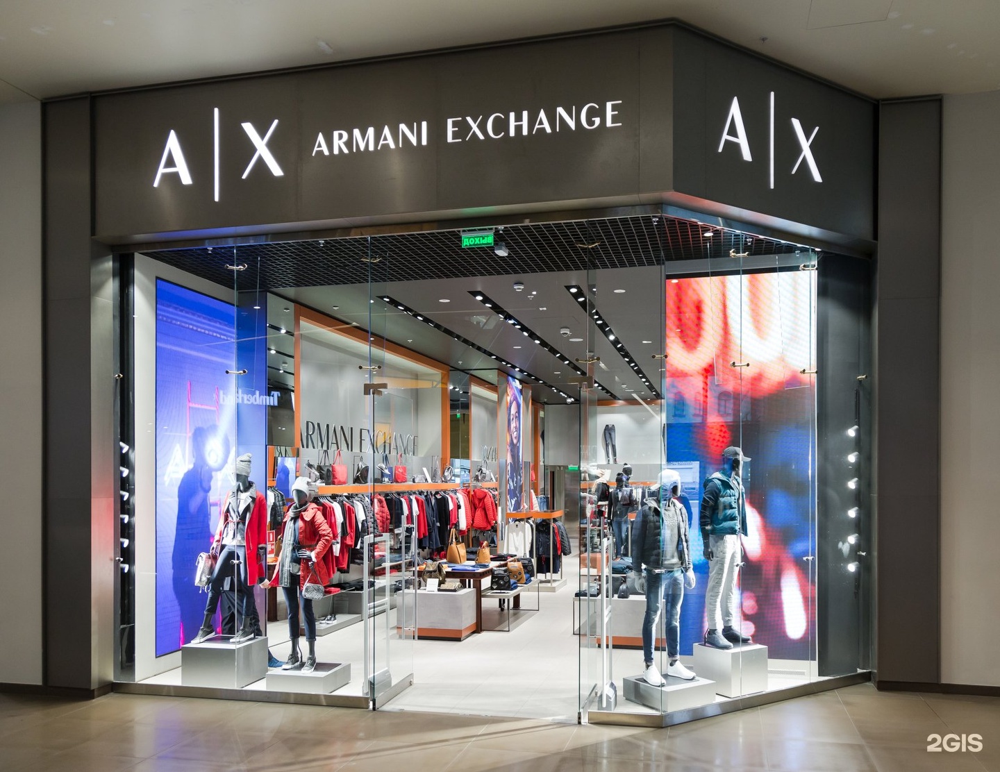 Армани эксчендж. Armani Exchange магазин. Бренд Армани эксчендж. Армани эксчендж одежда. Армани эксчендж Аква.