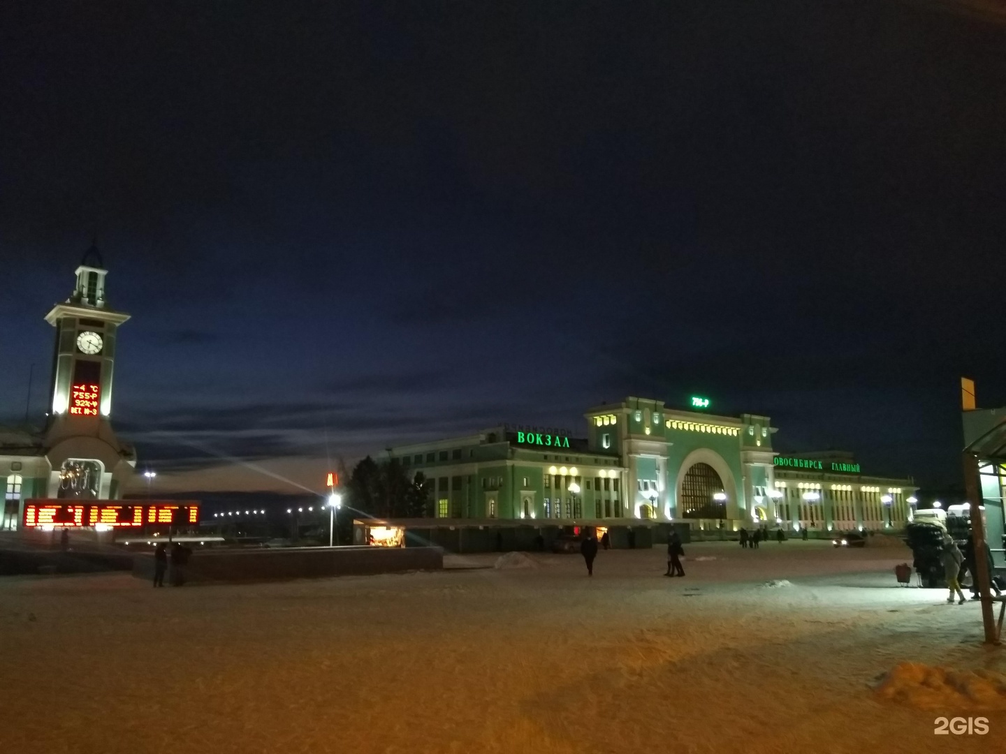 Новосибирск главный линево. Фонтан у ЖД вокзала Новосибирск. Новосибирск вокзал зимой 2021 год. ЖД вокзал Новосибирск часы. ЖД вокзал Новосибирск зимой 2022.