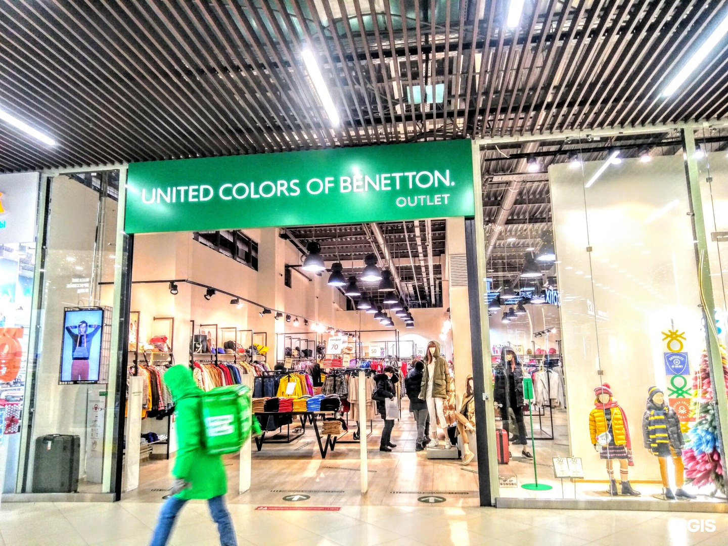 Юнайтед колорс бенеттон интернет. Бенеттон магазин. Benetton Москва. Магазин Бенеттон в Москве. Benetton 1905.