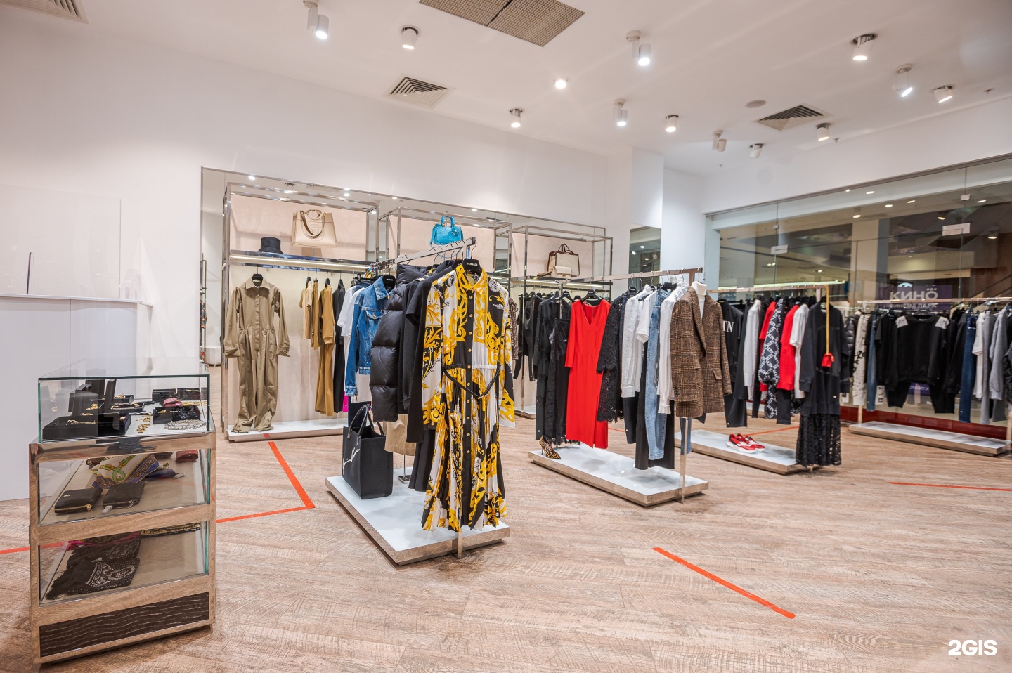 Marco polo ул чернышевского 75 уфа. Гранд бутик Уфа. Гранд бутик Уфа владелец. Grande Boutique. Topcoat Boutique Уфа.