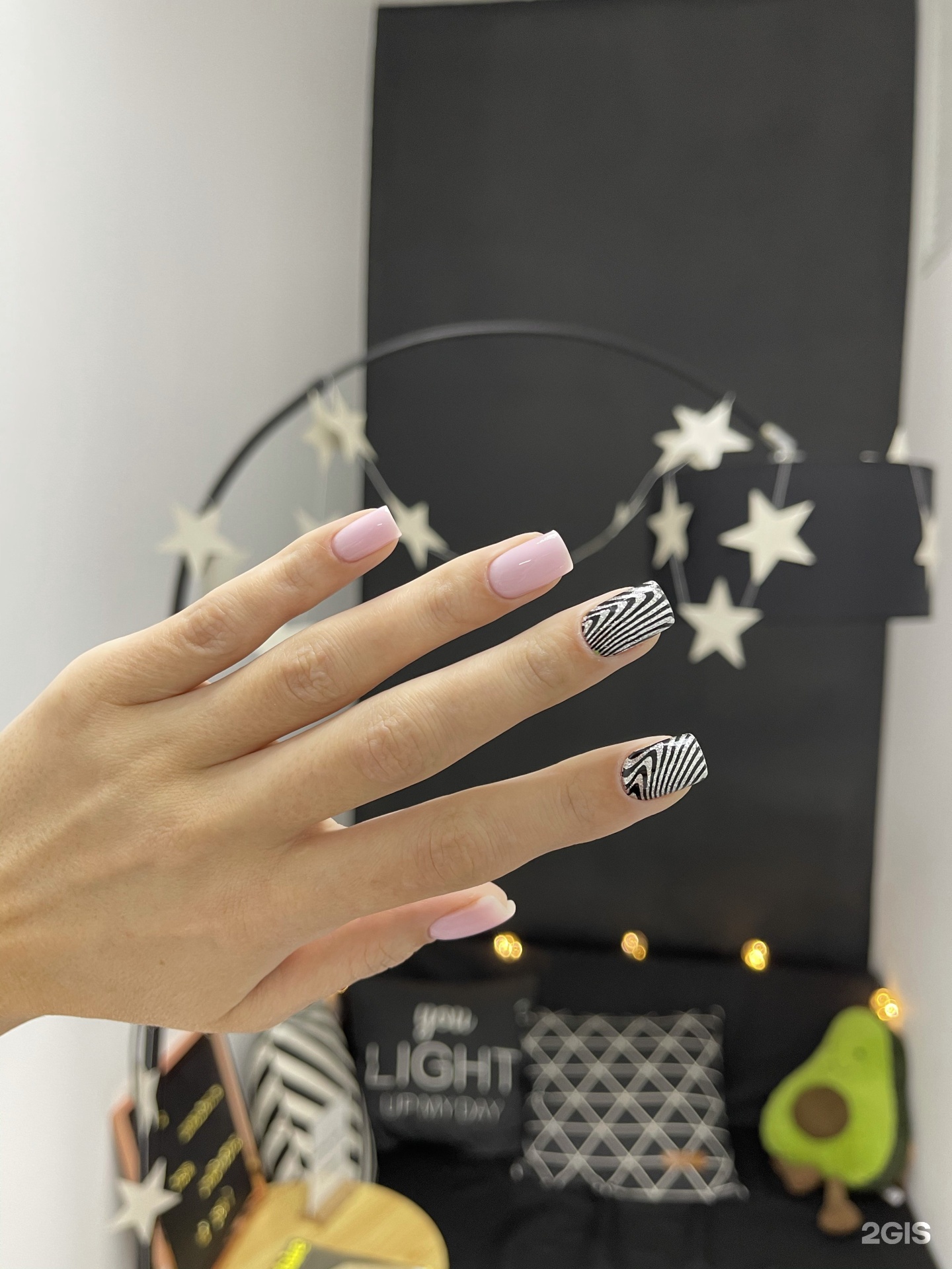 Эстетика октябрьский. Nice Nails Коминтерна. Корона в руках Эстетика ногти.