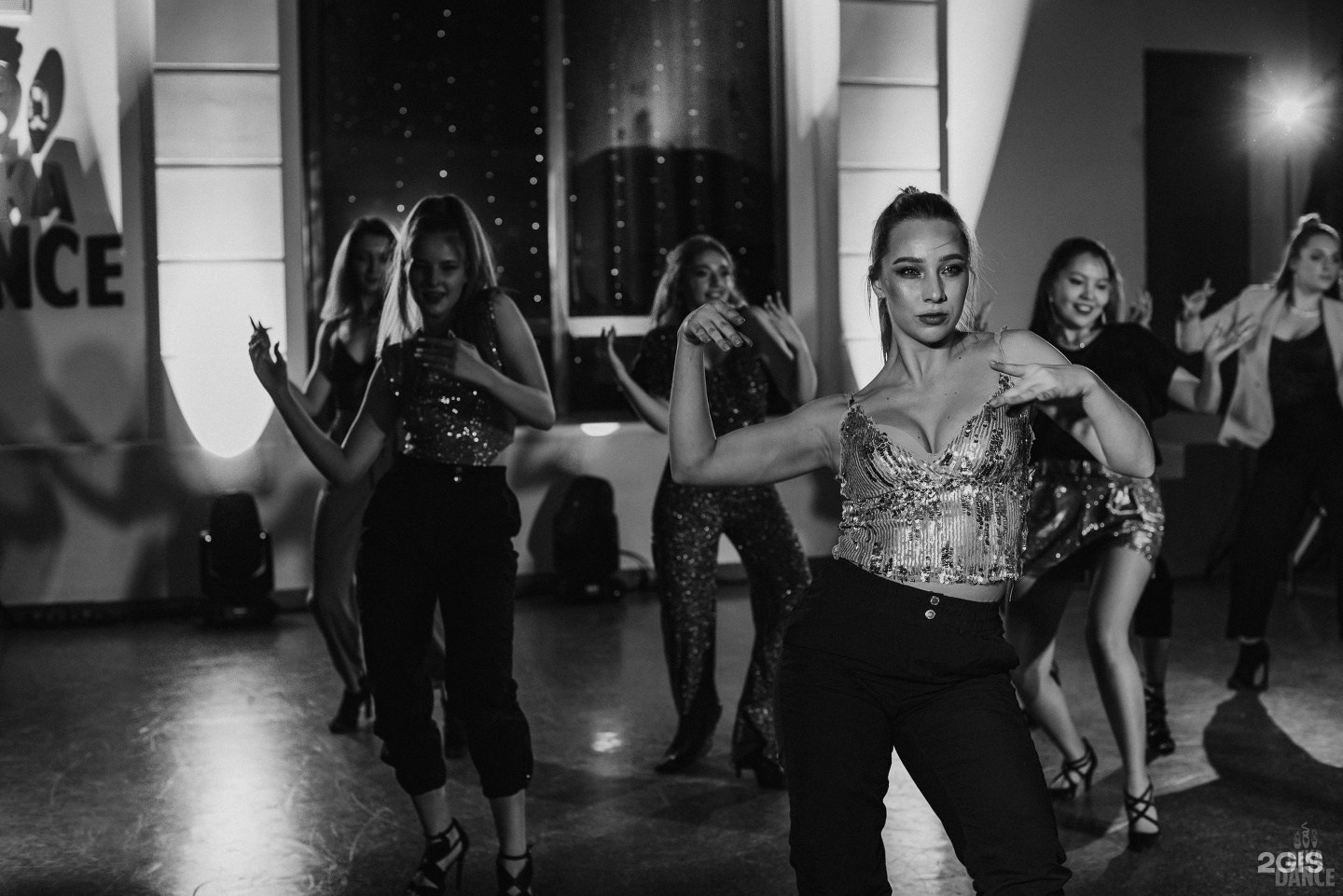 Ножки в платье несколько девушек. Роял дэнс центр новосибирск. Дека дэнс. Декаданс новосибирск. Танцевальный зал с панорамными окнами.