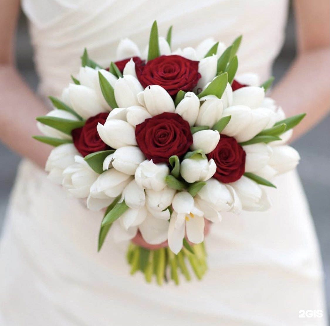 Розы белые с красными тюльпанами