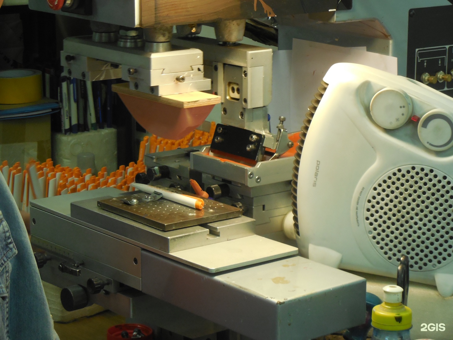 резка в типографии. тверь издательство парето принт. печатных дел мастер типография. мастер в типографию москва. наладчик печатного оборудования.