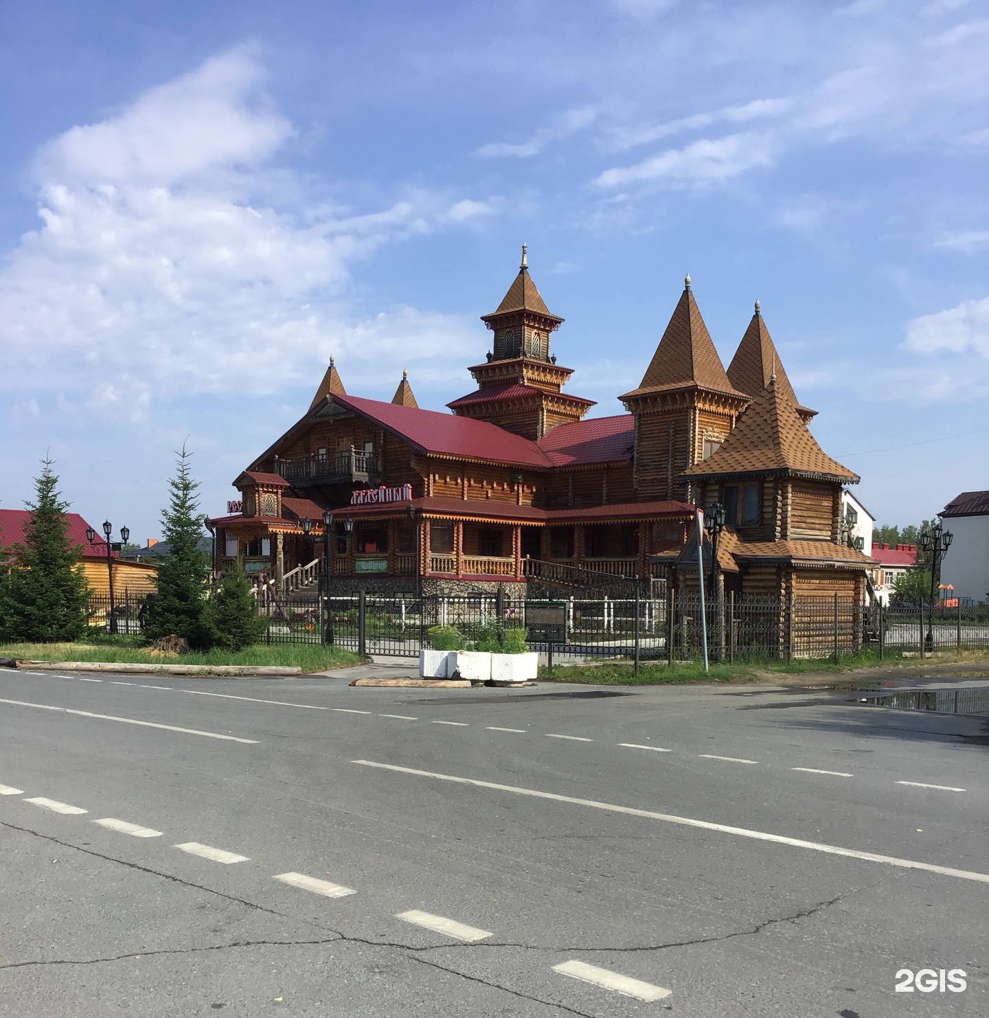 Лучшие рестораны тобольска. Ладейный Тобольск. Кафе в Тобольске Ладейный. Ресторан Ладейный. Тюменская область Тобольск Революционная улица 2 Ладейный.