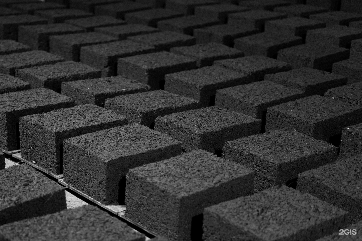 арболитовые блоки в абакане. древоблоки арболитовые блоки. эко блоки арболит. арболитовые блоки паллет. бетонные блоки для стен.