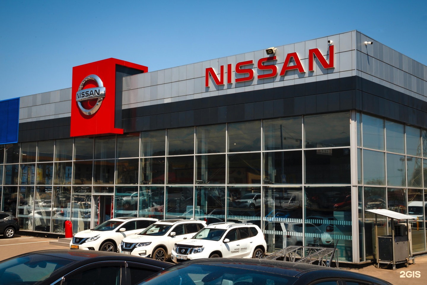 Автосалон Nissan. Ниссан центра. Автосалоны Алматы. Фирменный магазин Ниссан.