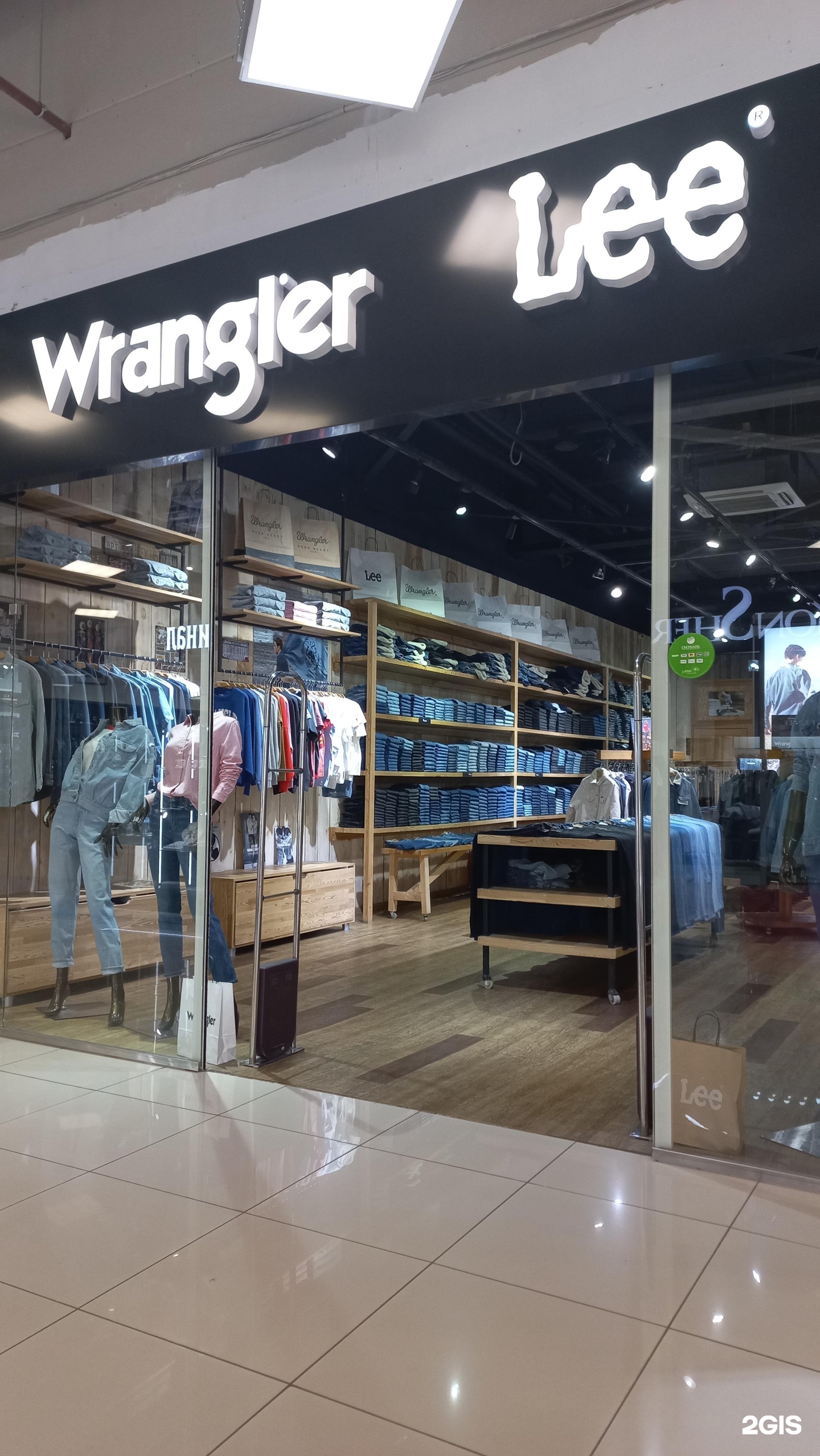 Магазин джинсовой одежды Wrangler Lee. Lee Wrangler интернет магазин. Магазин Lee Wrangler в Сити молле. Lee магазин одежды.