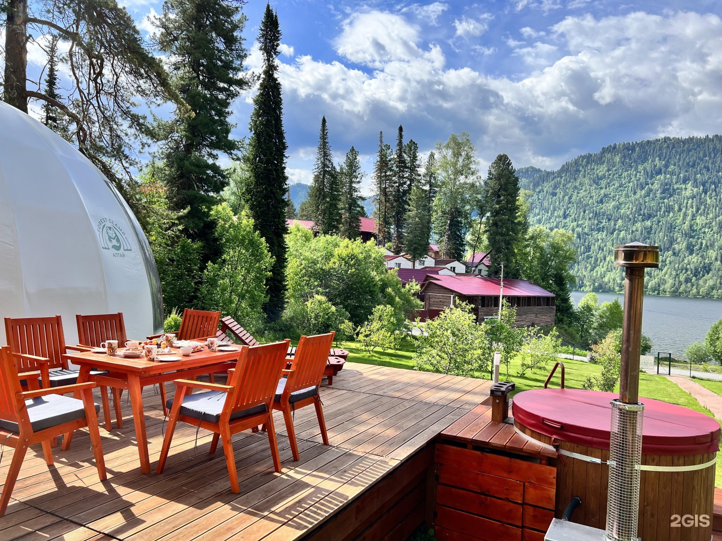 Горный глэмпинг. Глэмпинг горный Алтай. Глэмпинг Алтай Forest Glamping. Глэмпинг Телецкое озеро. База глэмпинг горный Алтай.