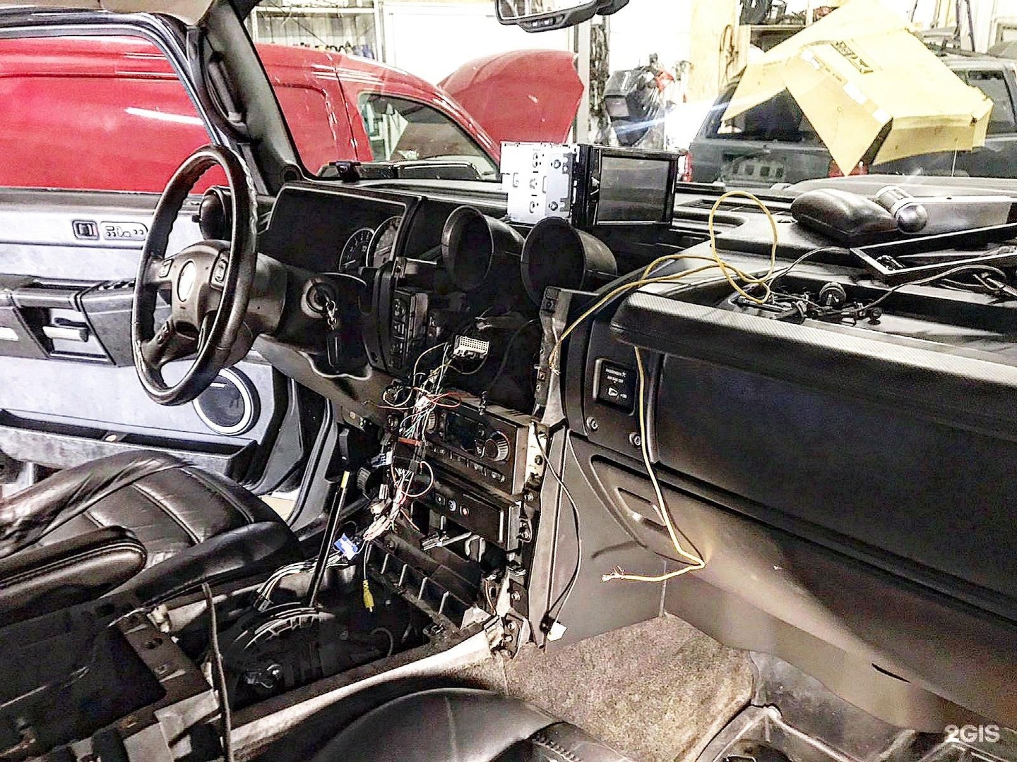 Автосервис установка сигнализации. Автосервис уаз. работа механика в автосервисе.