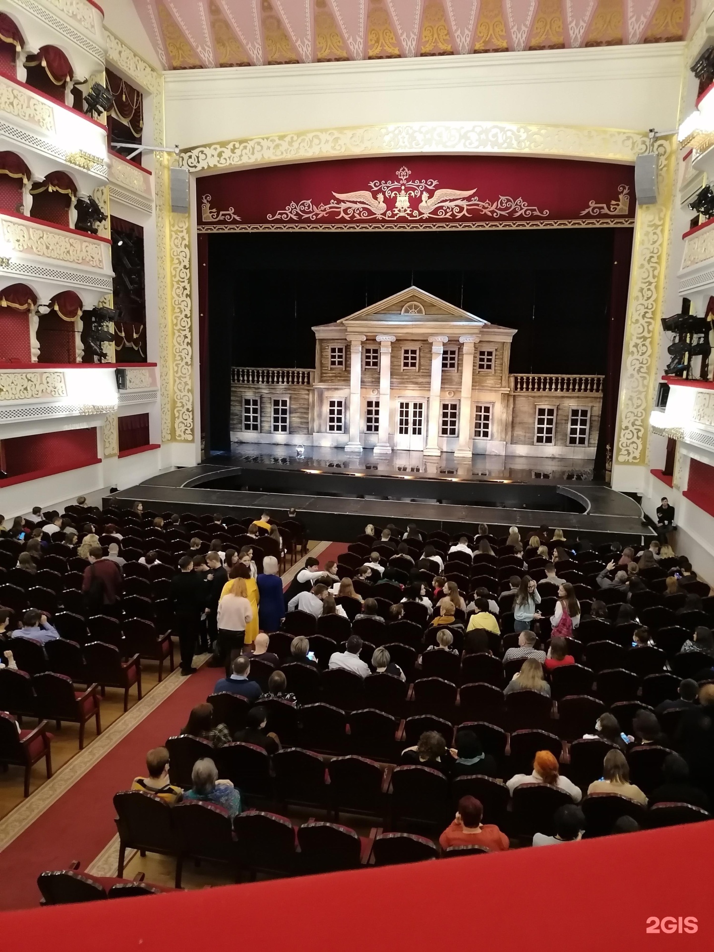астраханский театр оперы и балета внутри