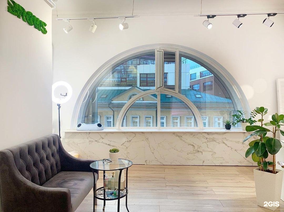 Интерьер студии с арочным окном