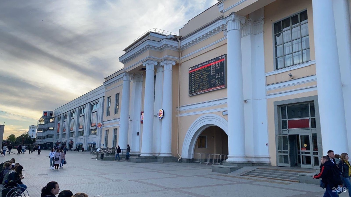 Екатеринбург пассажирский. Пассажирский комплекс ЖД вокзала. Пассажиропоток на ЖД вокзале. ЖД вокзал Екатеринбург лестница. Тоннель ЖД вокзала Екатеринбург.