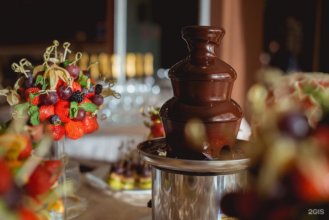 Купить шоколад для шоколадного фонтана. Шоколадный фонтан. Шоколадный фонтан с фруктами. Shokoldniy Fantan. Фуршет с шоколадным фонтаном.