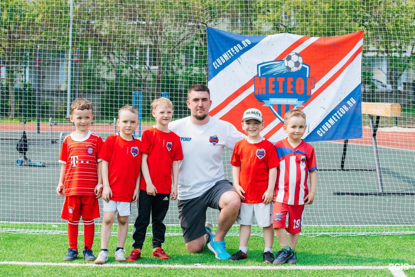 Метеор для детей. Команда метеор. Футбольная школа метеор екатеринбург. Футбольная школа метеор авиамоторная. Тренера метеора футбол.