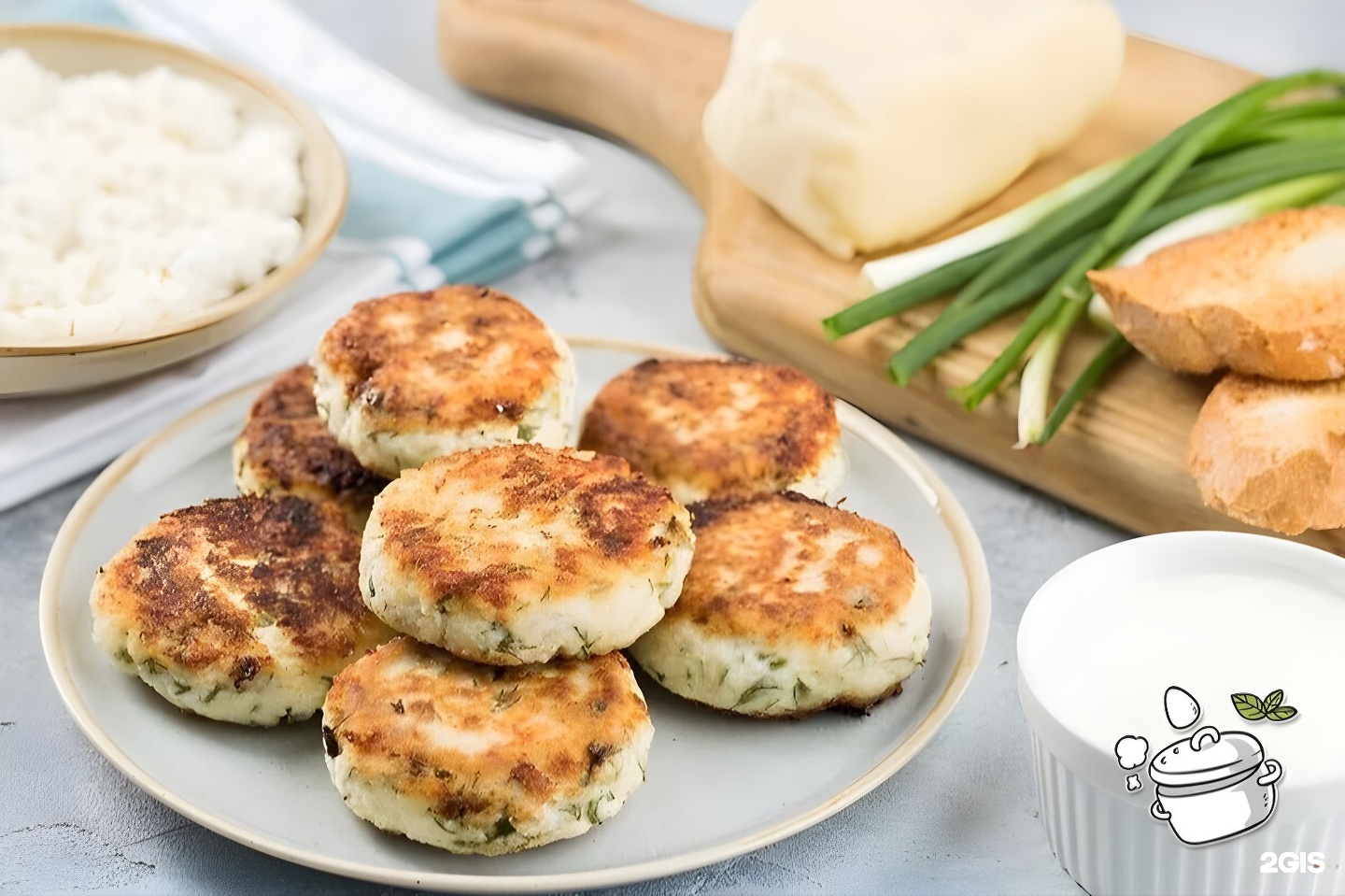 Сырники с мукой и яйцами. Сырники с зеленью. Несладкие сырники. Сырники с сыром. Сырники с сыром и творогом.