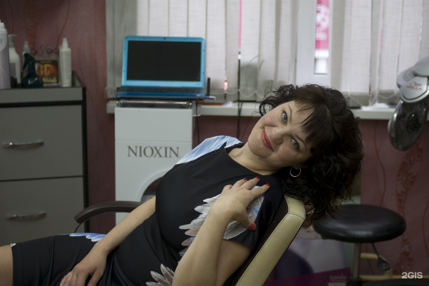 Персонаж игорь парикмахер алиса. Парикмахерская алиса волгодонск. Парикмахер алиса новосибирск. Бестия сковородино салон красоты. Парикмахер алиса новосибирск.