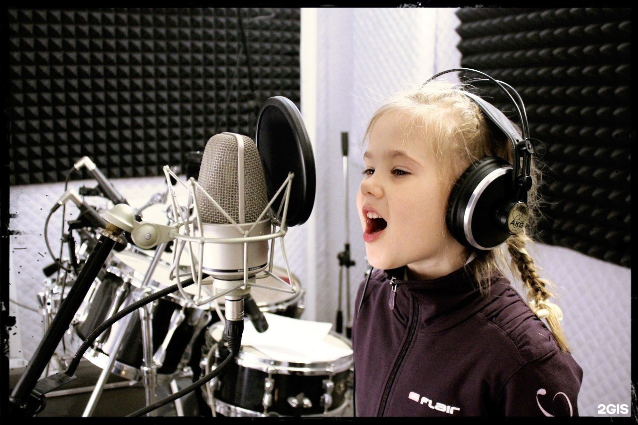 Ребенок в студии звукозаписи