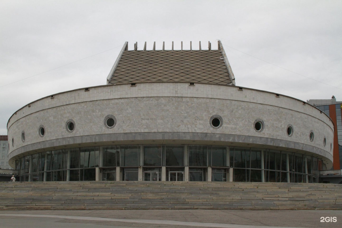 театр глобус новосибирск малый зал