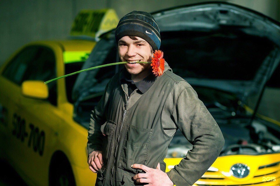 Водитель такси иркутск. Желтое такси Иркутск. Вильеррй желтый сервис. Владелец в желтом.