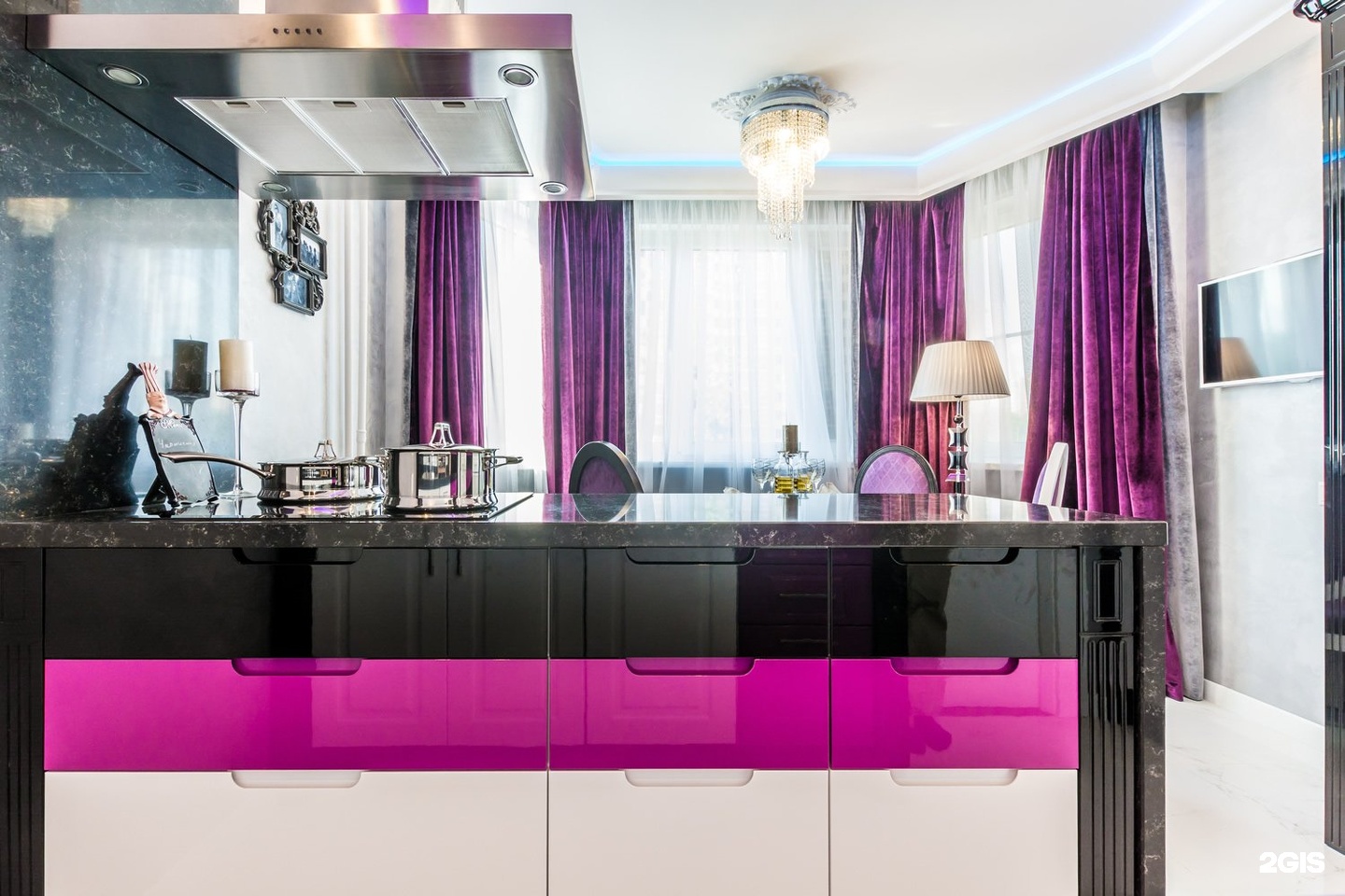 Кухня гостиная с фиолетовым гарнитуром