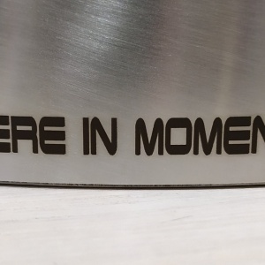 Алмазная гравировка на металле. Гравировка цум. Цветная лазерная гравировка. Девушка для гравировки. Гравировка на бриллианте.