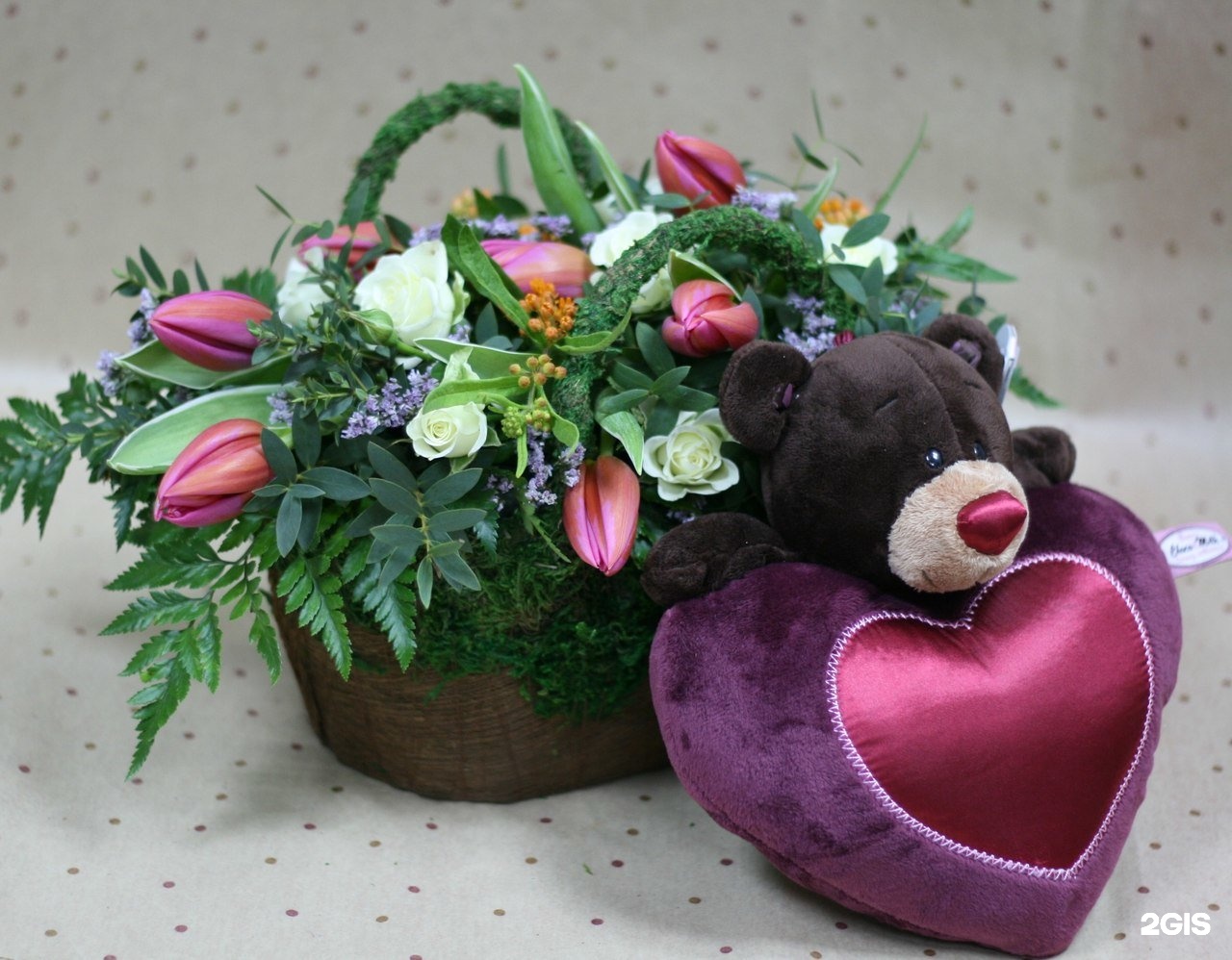 Вазы советского периода. Современный букет белых роз на белом фоне. Цветы сысерть. Штоф графин фарфор. Ваза фаянс сысерть.