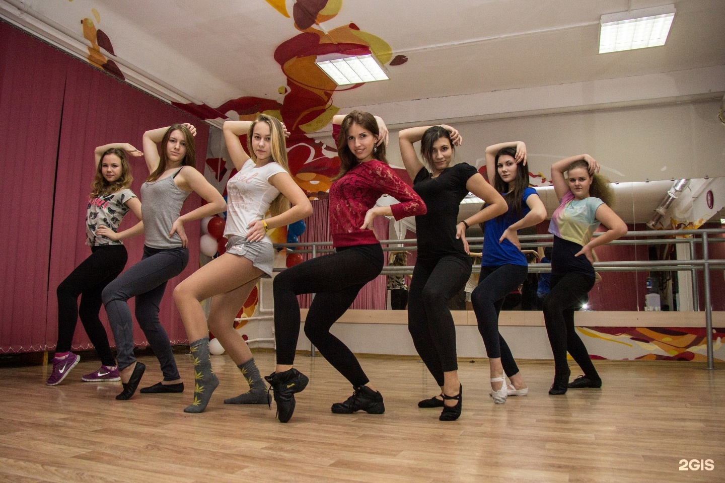 Танцы группами девушки. Школа танцев. Студия танцев. Школьные танцы. Девочки из танцевальной школы.