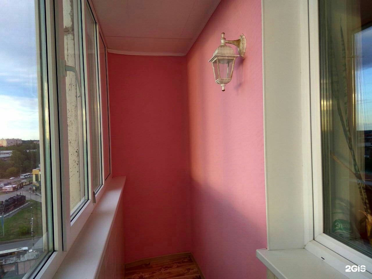 Розовый балкон