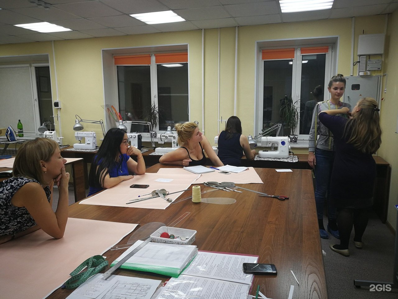 Лаборатория органической химии рхту. Омская швейная фабрика лидер. Курсы шитья в видном. Швея. Швейная фабрика легкая промышленность.