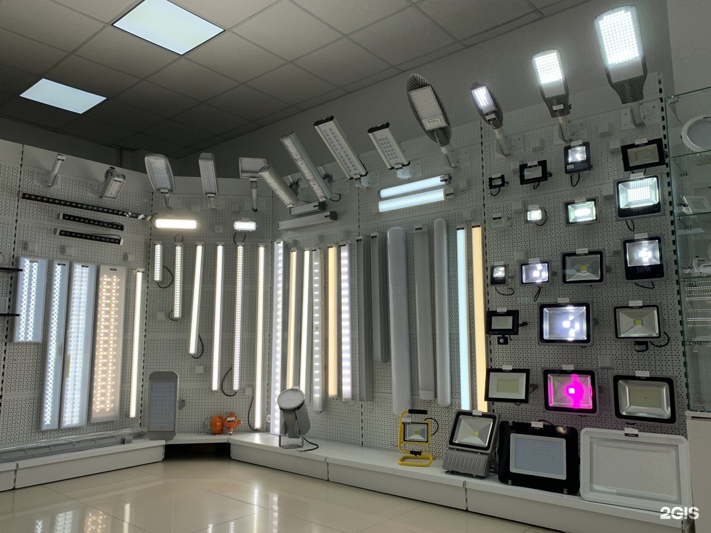 2 lighting engine. Светотехника Омск. Светотехнику. РФ. Lighting Engineering. Декабристов 45 Омск фото.