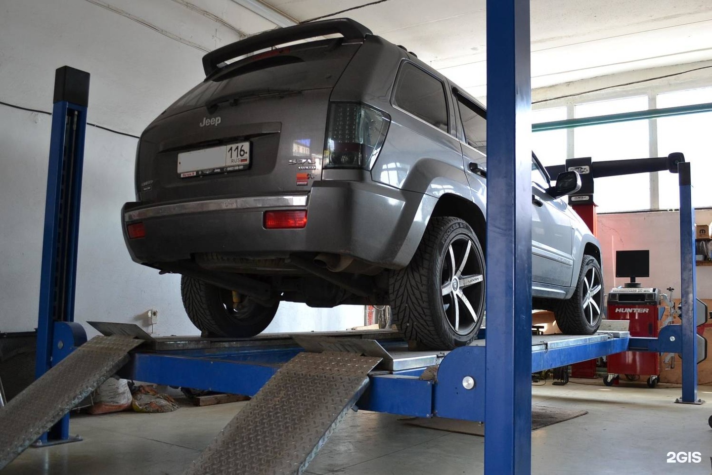 Автосервис внедорожник. Автосервис для джипов. Автосервис Jeep. Развал на джипе. Внедорожник в сервисе фото.