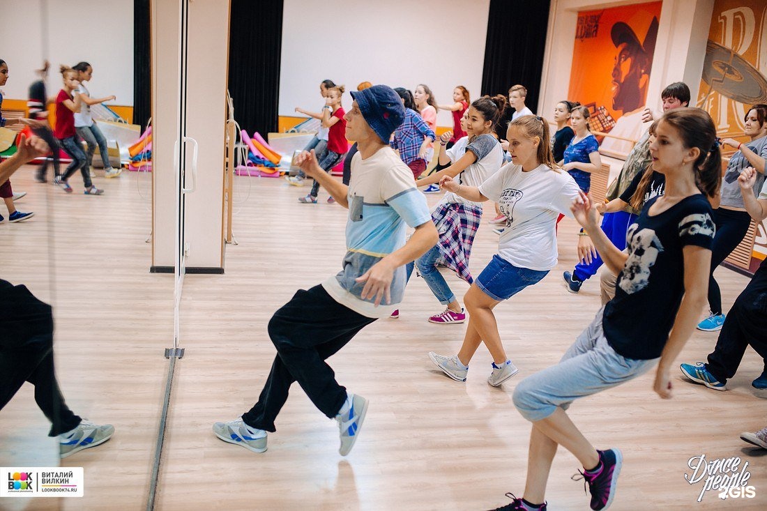 Дэнс пипл. Дэнс пипл. Танцующие люди. Компания людей танцует. Танцующие люди.