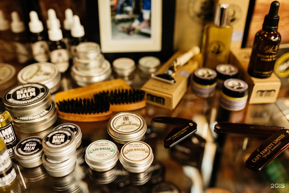 Pomades. Барбершоп косметика для мужчин. Магазин мужской косметики. Мужчина в магазине косметики. Парфюмерия для барбершопа.