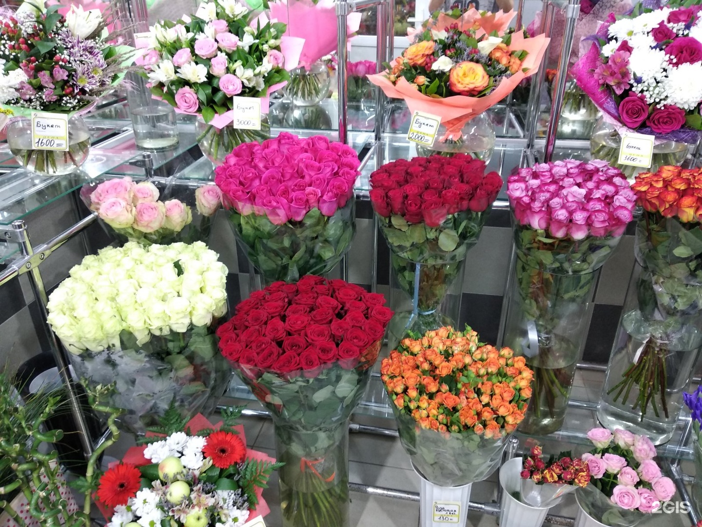 Сколько стоят цветы 2024. Цветы в магазине. Букеты цветов в магазине. Распространенные цветы в цветочных магазинах.