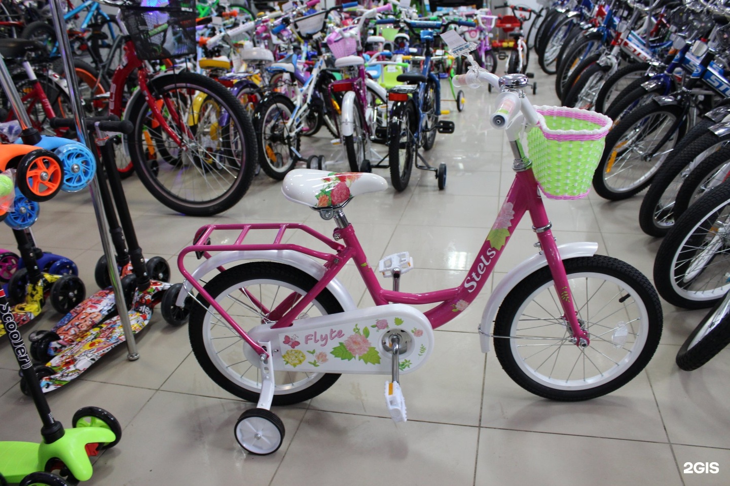 Купить велосипед в кемерово. Магазин детских велосипедов. Магазин велосипед детский. Велосипеды в ассортименте. Детский магазин детские велосипеды.