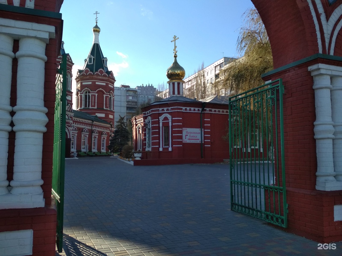 Лавка казань. Казанский собор Волгоград церковная Лавка. Лавка в Казанском соборе. Казанский собор церковная Лавка. Церковная Лавка Казанского собора на красной площади.